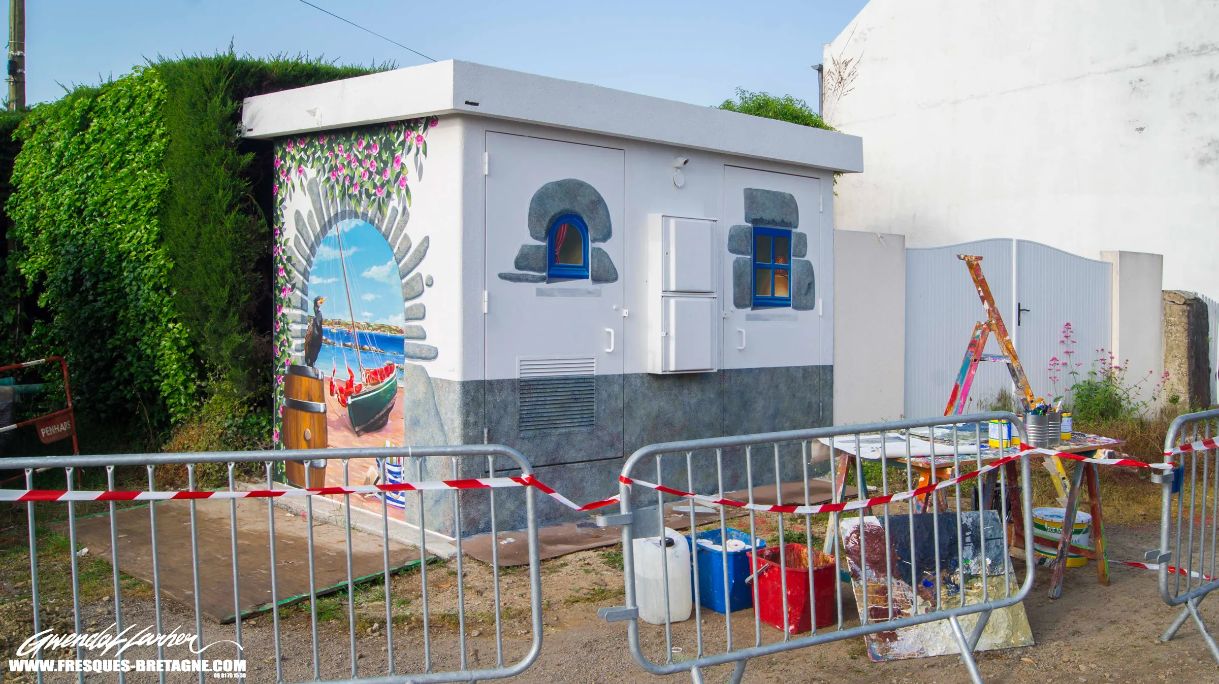 Fresque murale graffiti en cours de réalisation, transformateur électrique à Locquirec